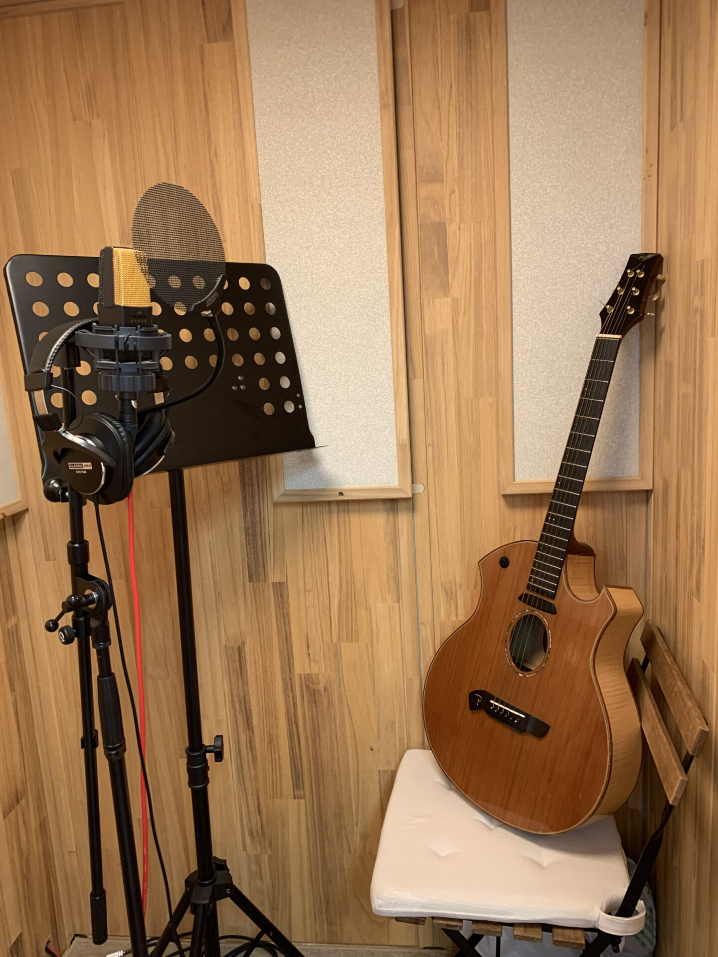 録音ブースで音楽制作に取り組むAWANAひたちなかの作業スペース