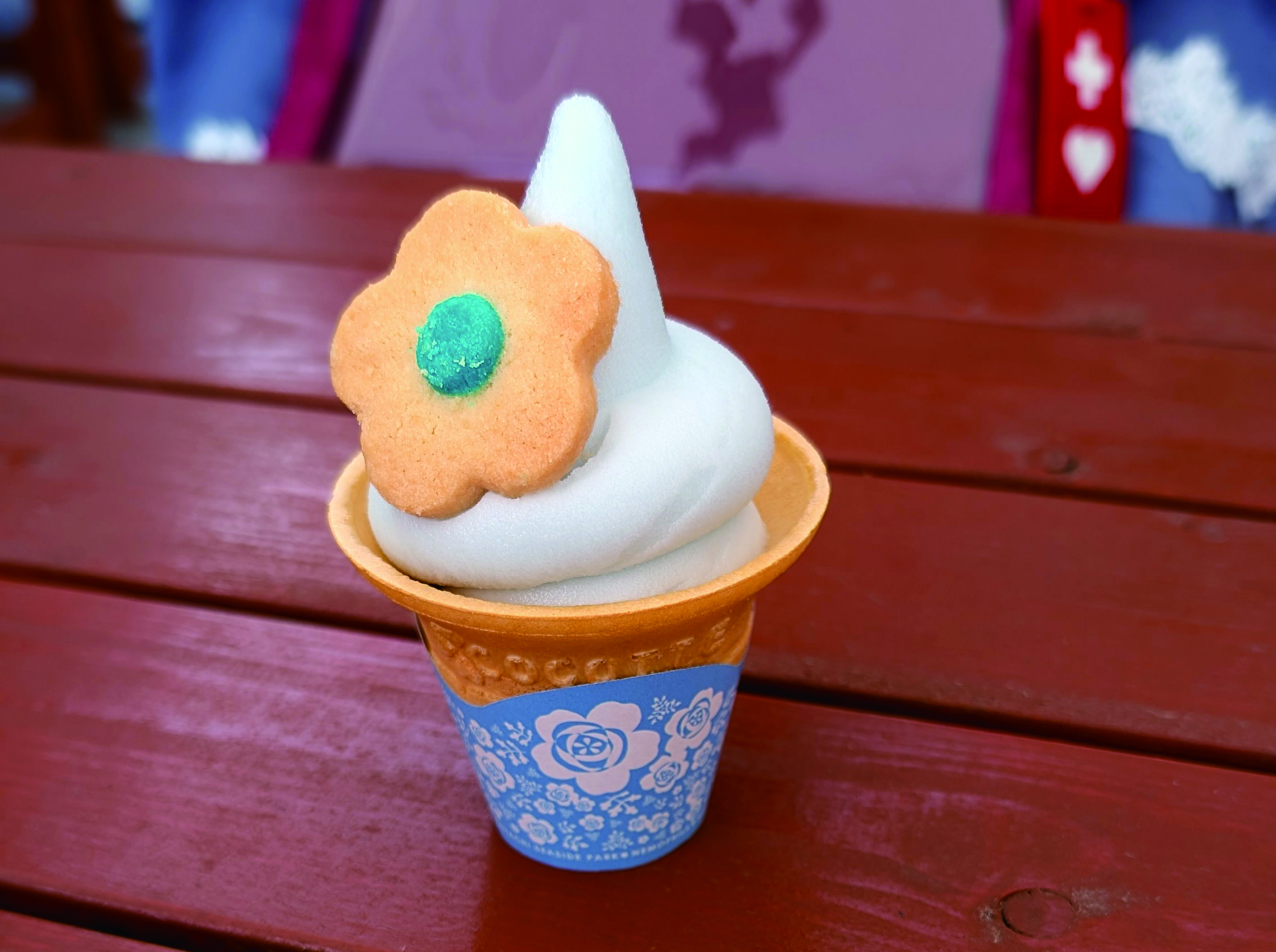 ネモフィラをイメージした花型クッキーをのせたソフトクリーム